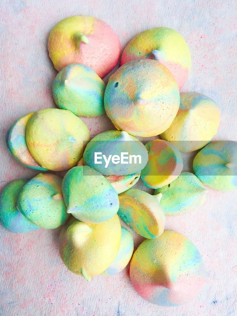 HIGH ANGLE VIEW OF MULTI COLORED EGGS ON TABLE