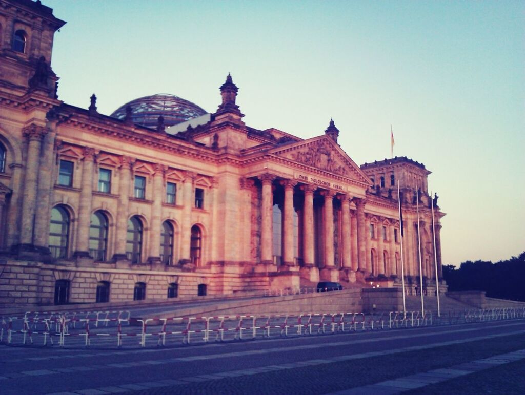 LOW ANGLE VIEW OF HISTORICAL BUILDING AGAINST CLEAR SKY