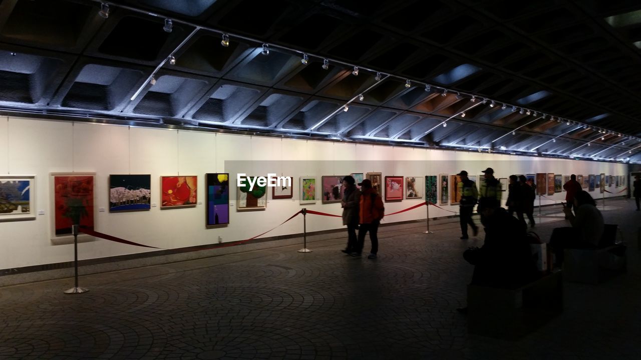 PEOPLE WALKING IN MUSEUM