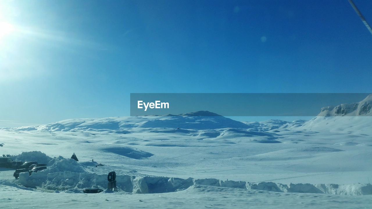 SCENIC VIEW OF SNOW COVERED MOUNTAIN AGAINST BLUE SKY