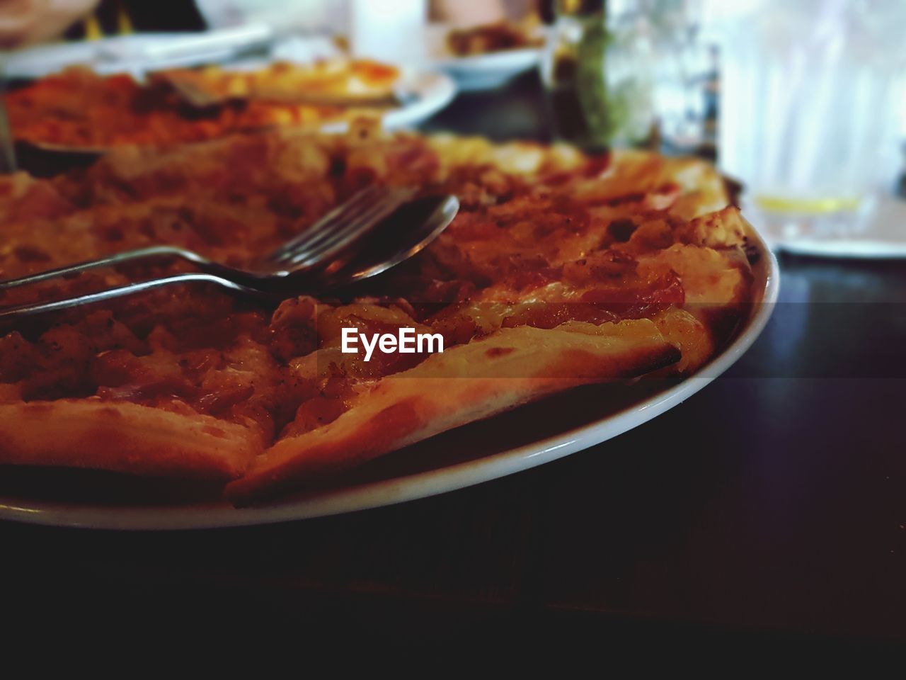 CLOSE-UP OF MEAT IN PLATE