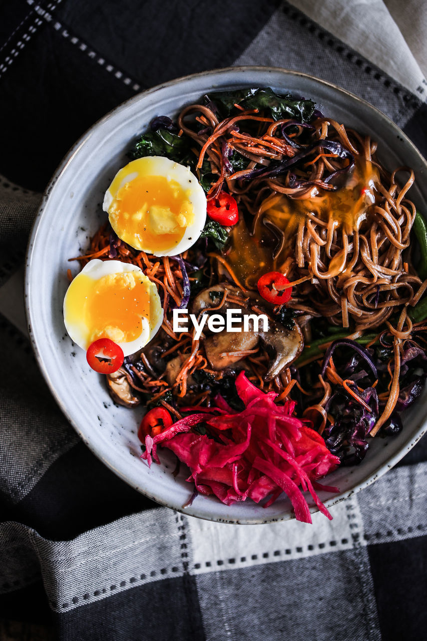 HIGH ANGLE VIEW OF FOOD IN BOWL