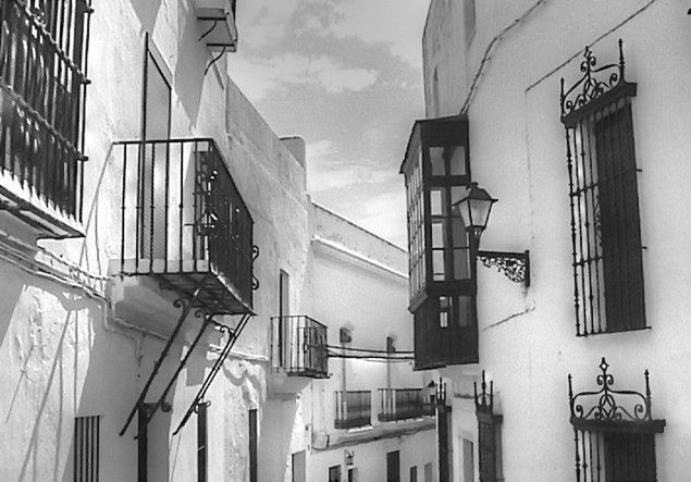 LOW ANGLE VIEW OF BUILDINGS AGAINST SKY