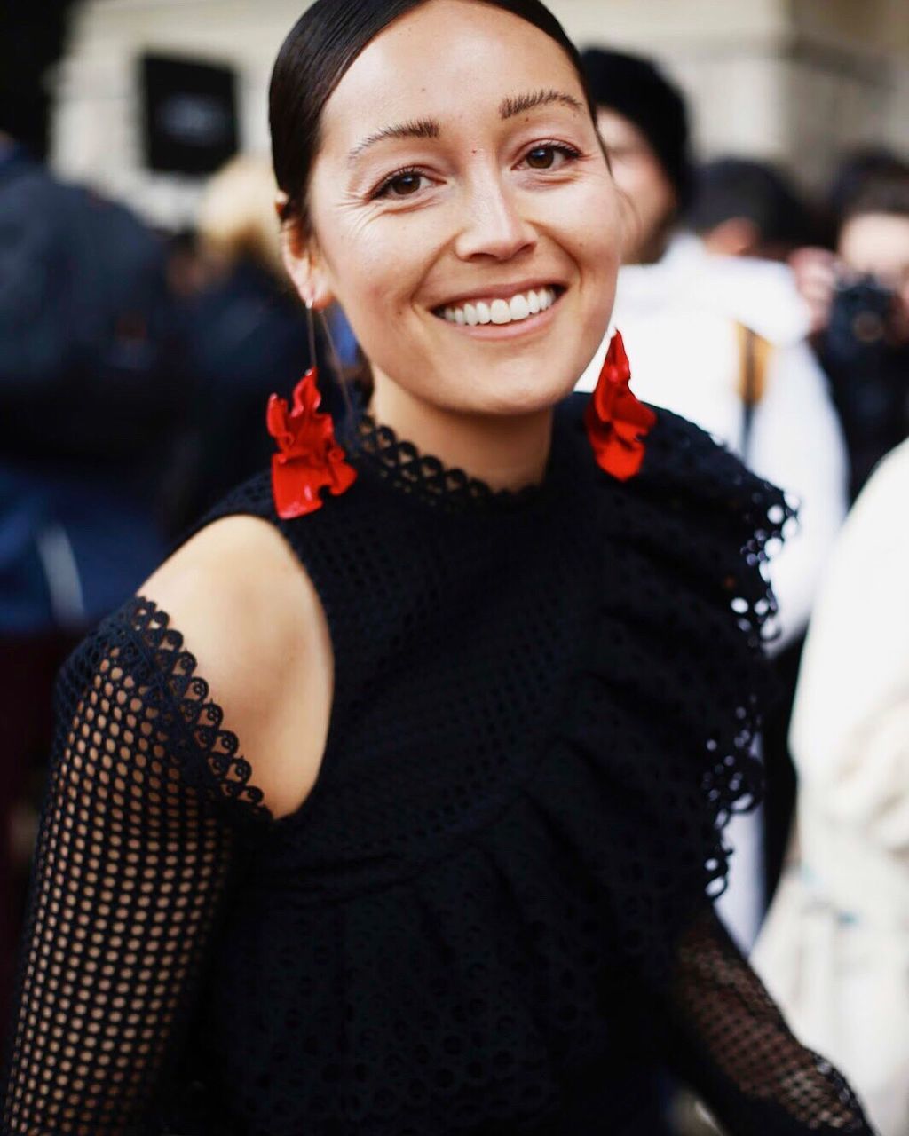 CLOSE-UP PORTRAIT OF SMILING YOUNG WOMAN