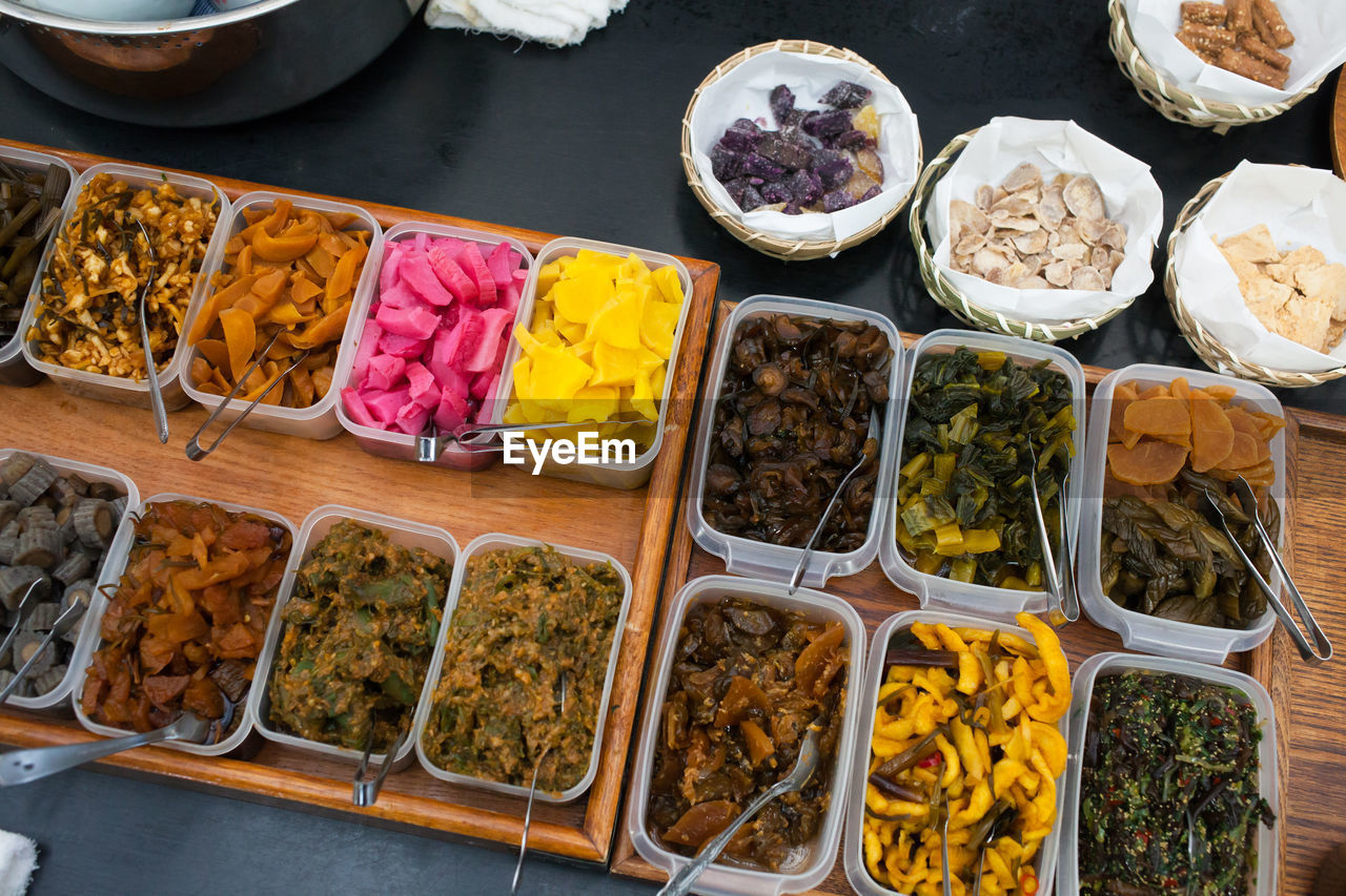 HIGH ANGLE VIEW OF FOOD IN TRAY