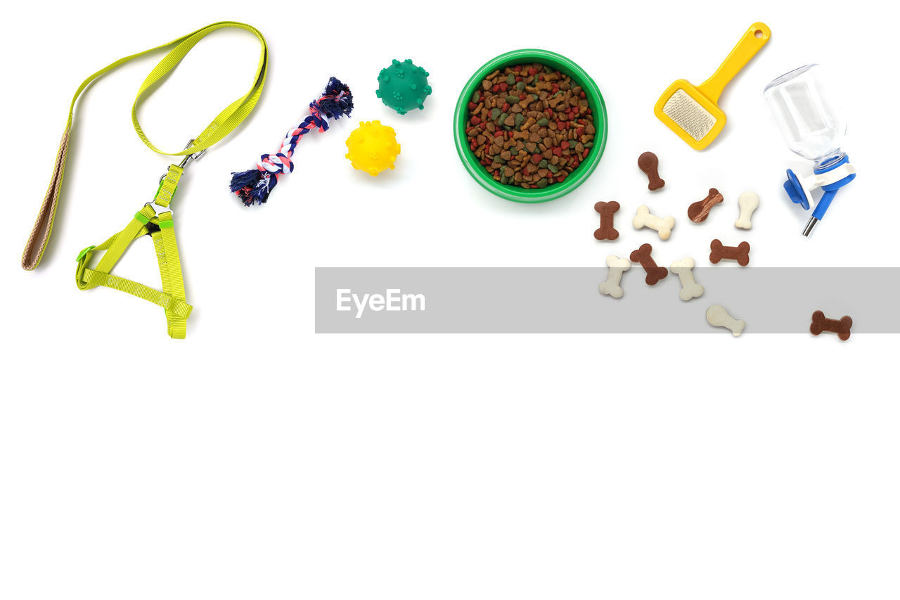 HIGH ANGLE VIEW OF CANDIES OVER WHITE BACKGROUND