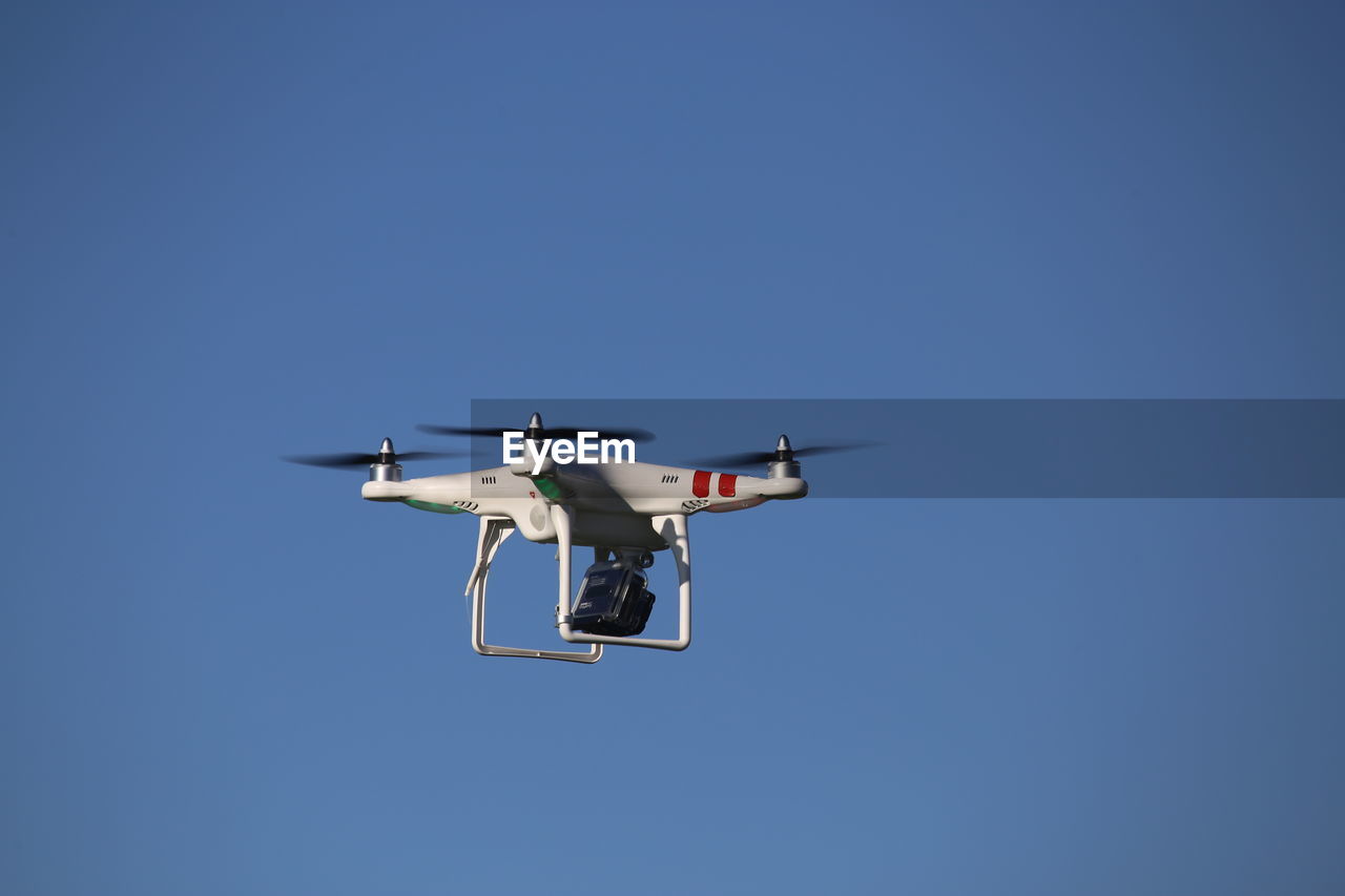 LOW ANGLE VIEW OF AIRPLANE AGAINST CLEAR SKY