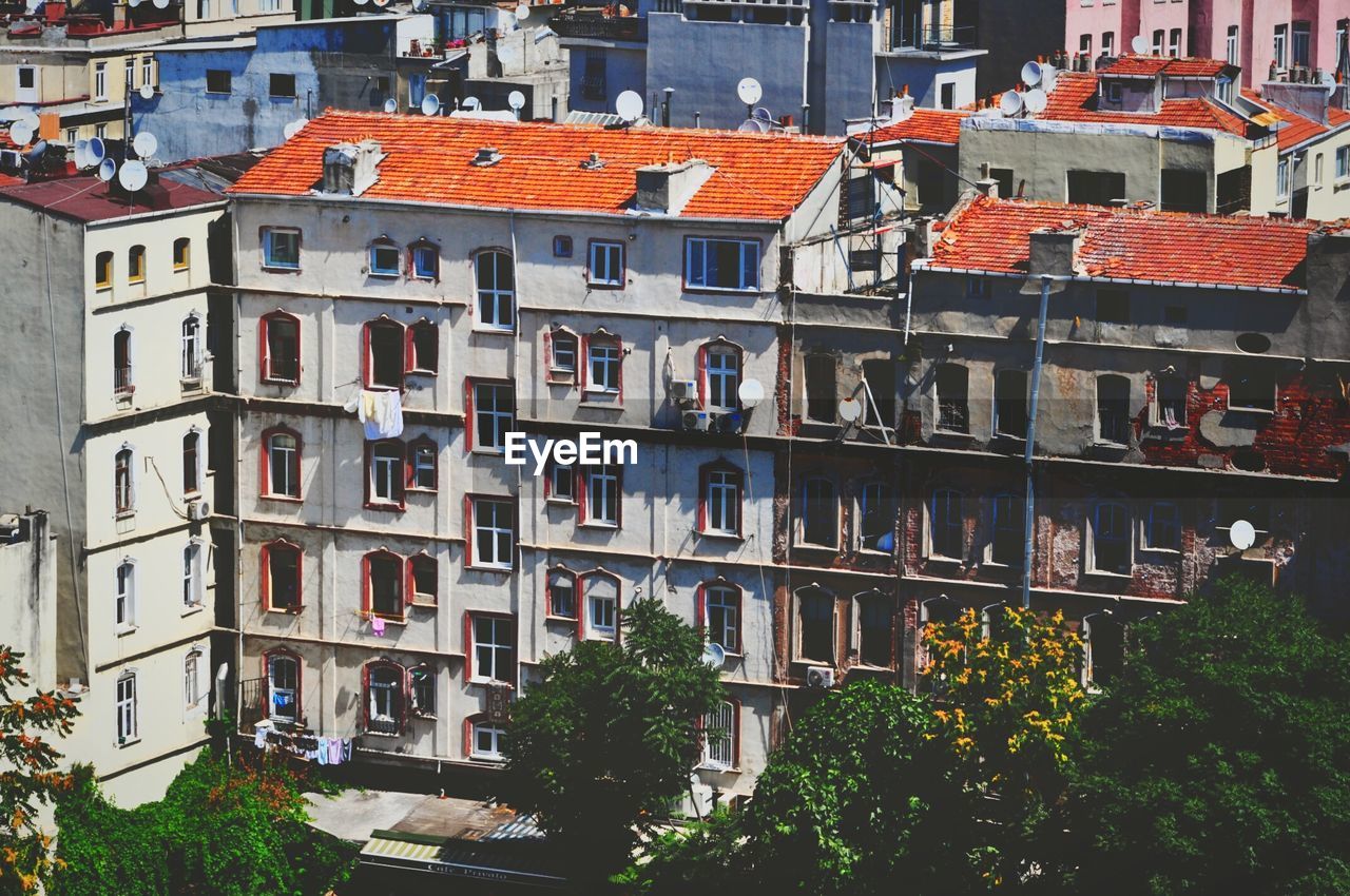 VIEW OF BUILDINGS IN CITY