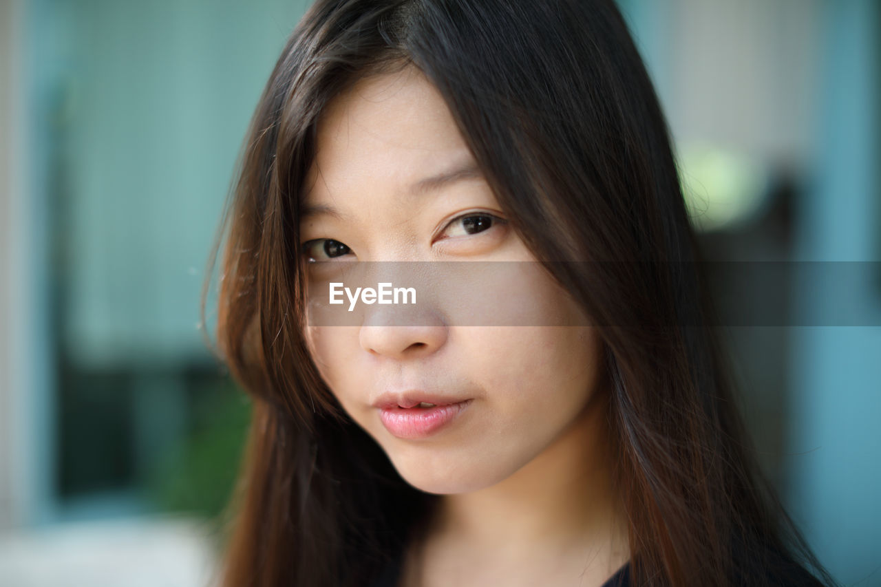 CLOSE-UP PORTRAIT OF BEAUTIFUL WOMAN