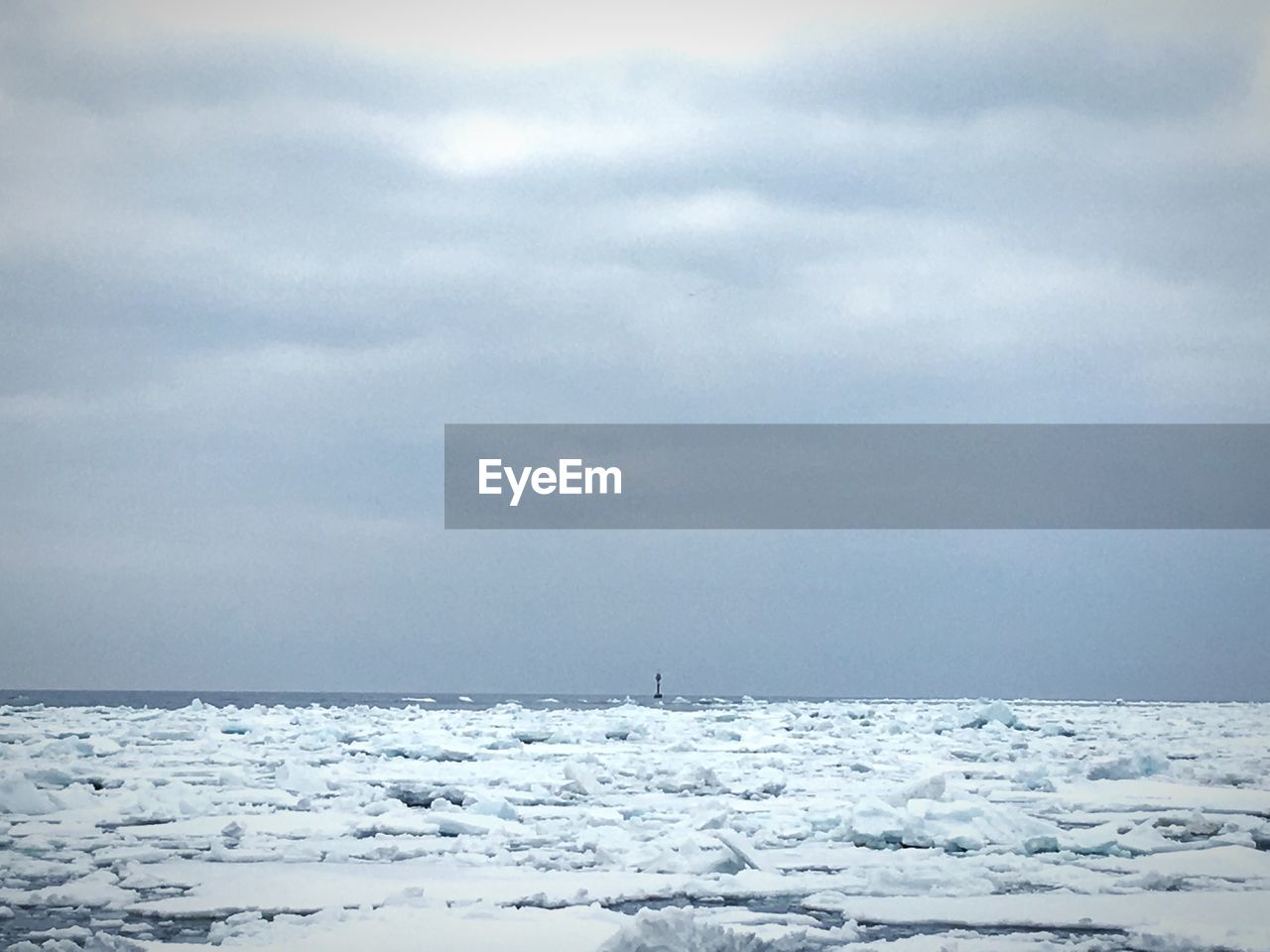 SCENIC VIEW OF SEA AGAINST SKY DURING WINTER