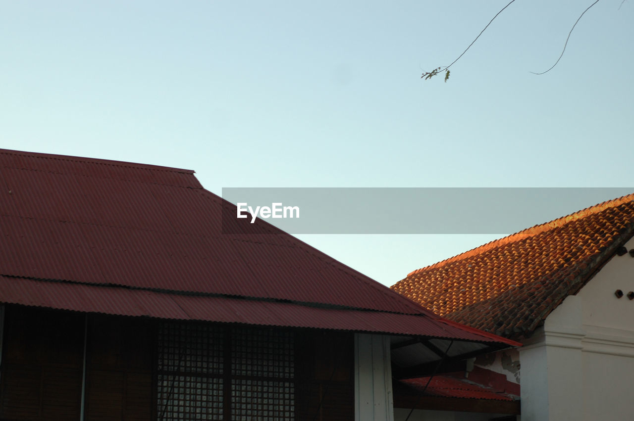 LOW ANGLE VIEW OF ROOF