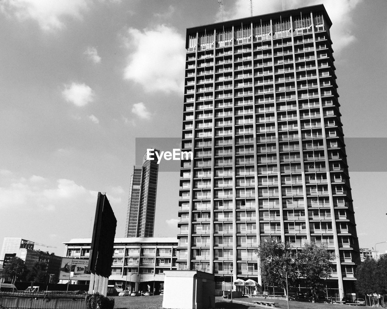 LOW ANGLE VIEW OF MODERN BUILDINGS AGAINST SKY