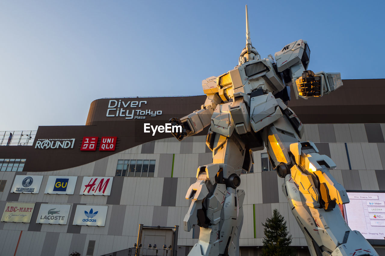 LOW ANGLE VIEW OF INFORMATION SIGN IN CITY