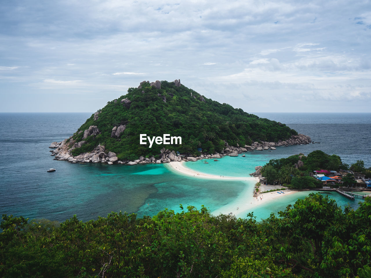 Koh nang yuan island viewpoint. iconic white sand bar, turquoise sea. near koh tao island, thailand.