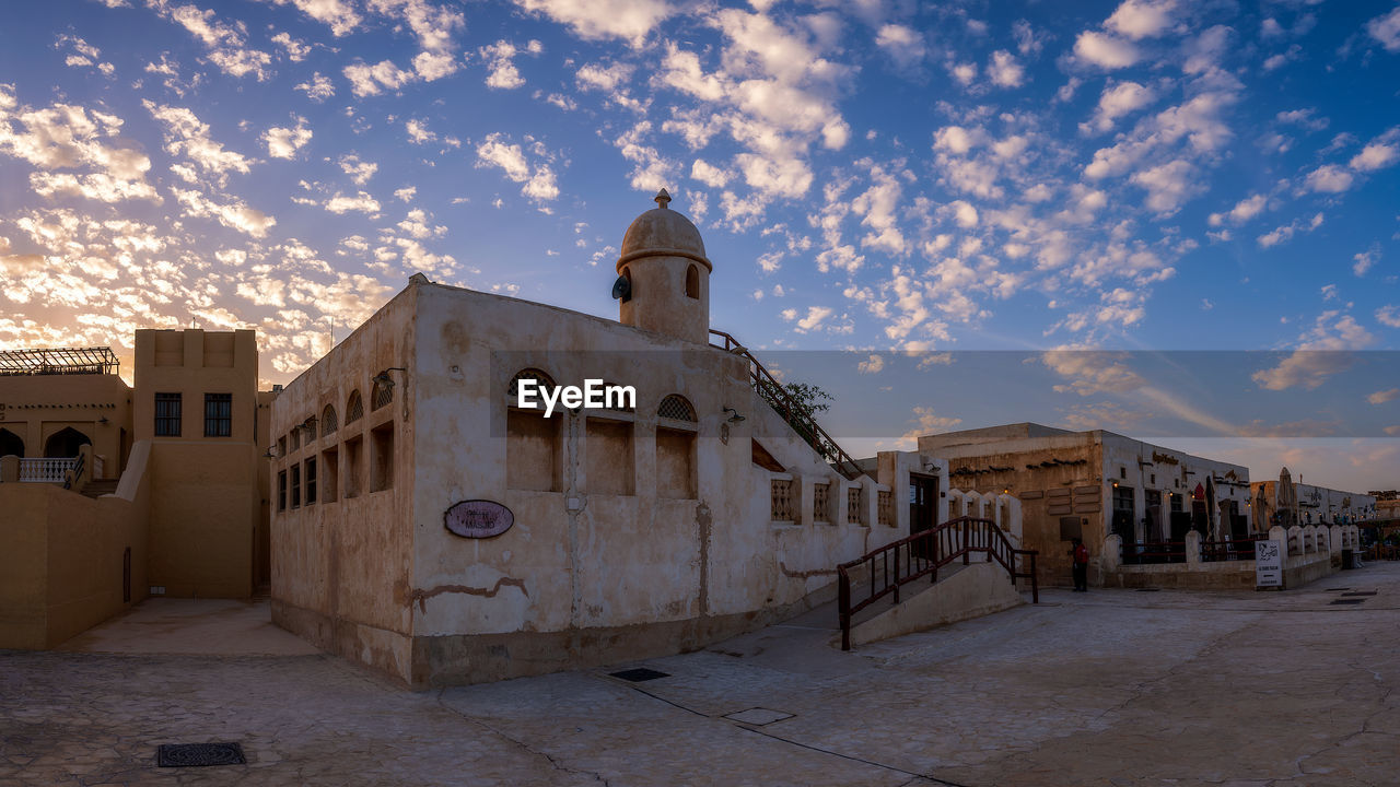 HISTORIC BUILDING AGAINST SKY IN CITY