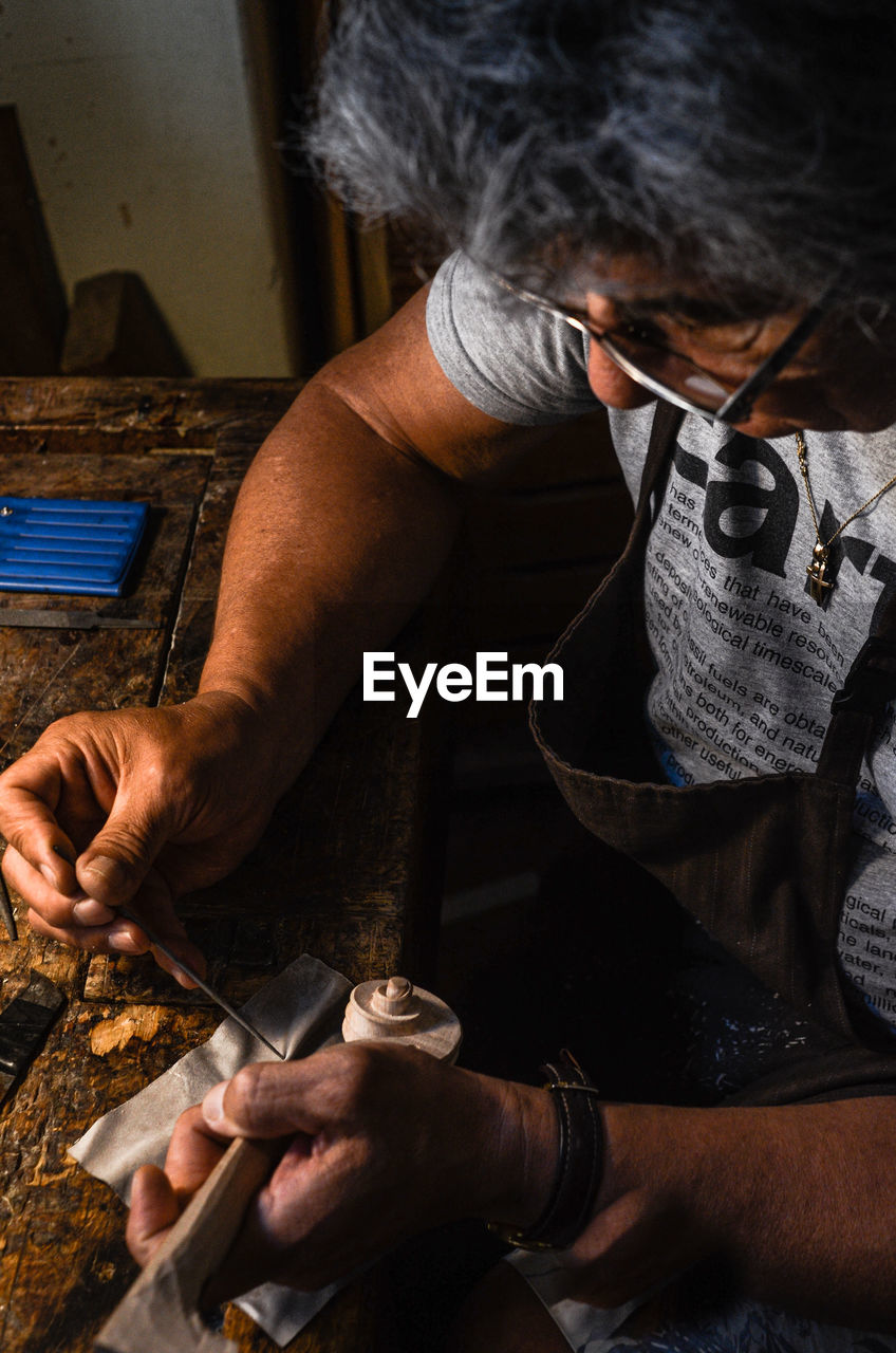 Violin maker luthier carlos roberts in his cremona italy workshop