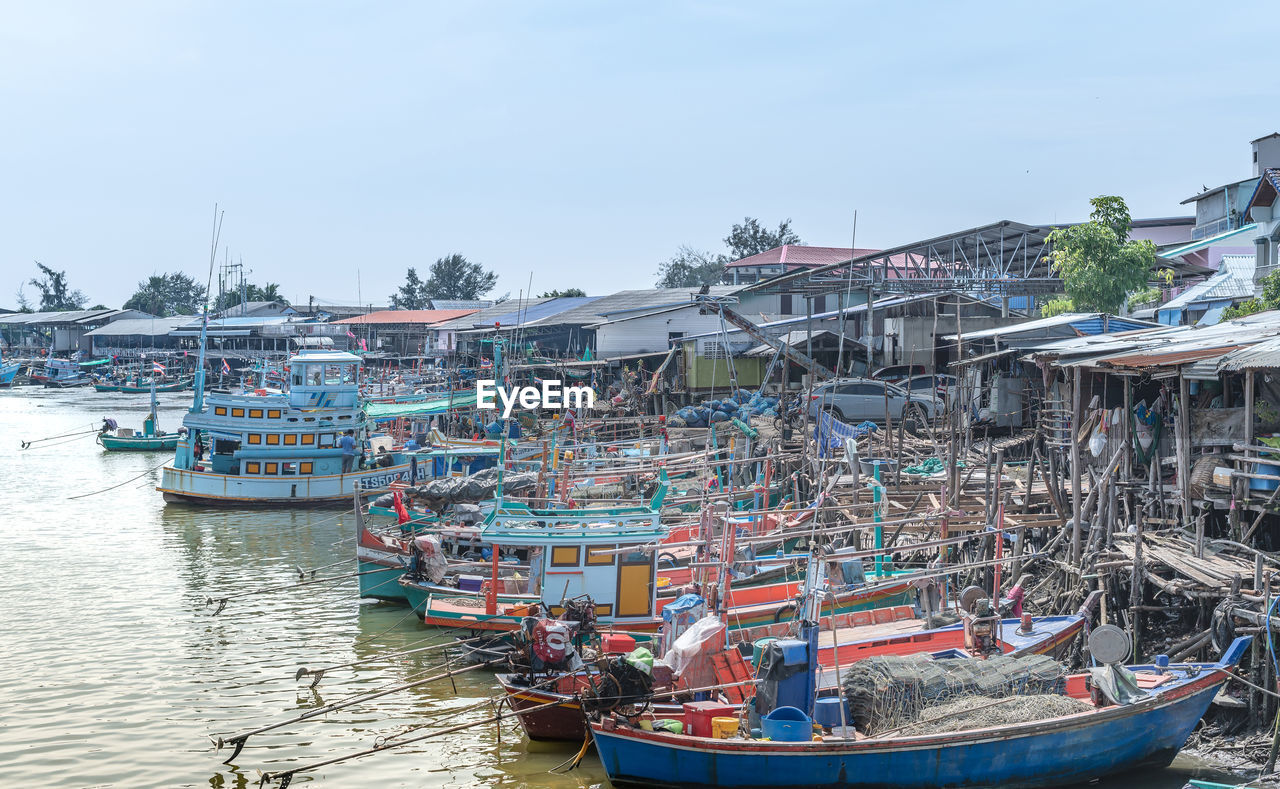 The fresh fish market bridge is the port of the seafood market and fishing boats.