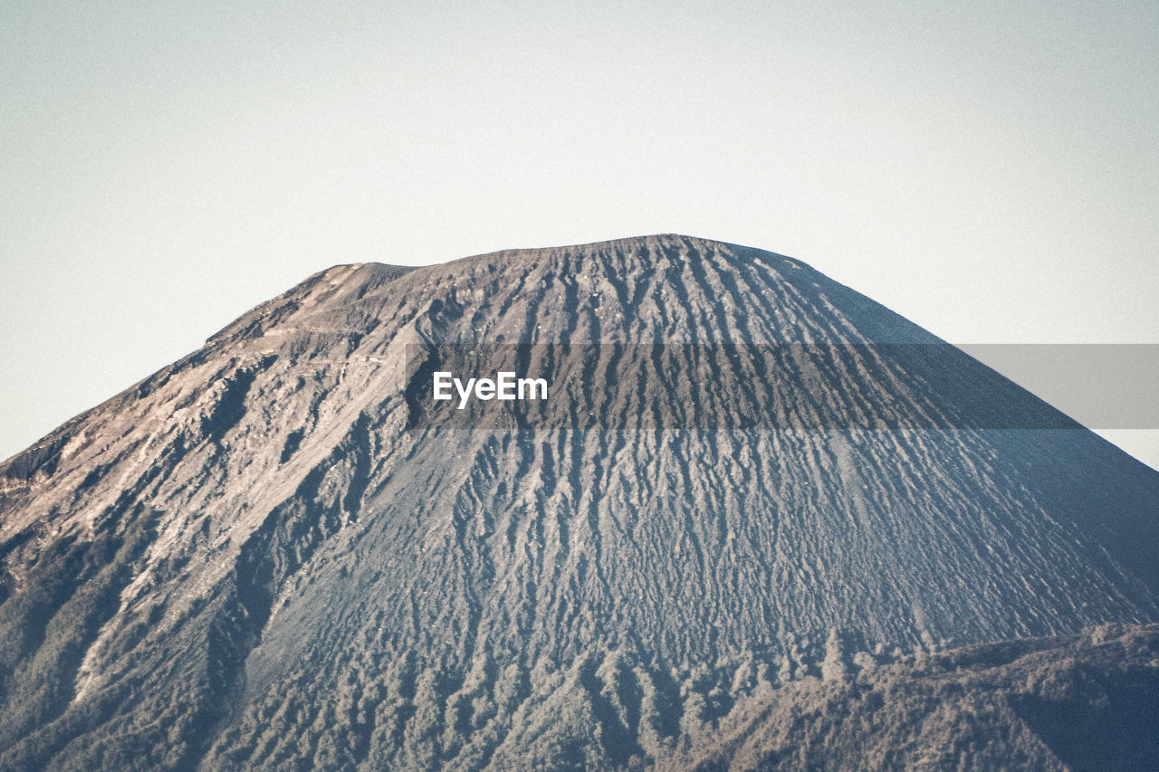 PANORAMIC VIEW OF ARID LANDSCAPE AGAINST CLEAR SKY