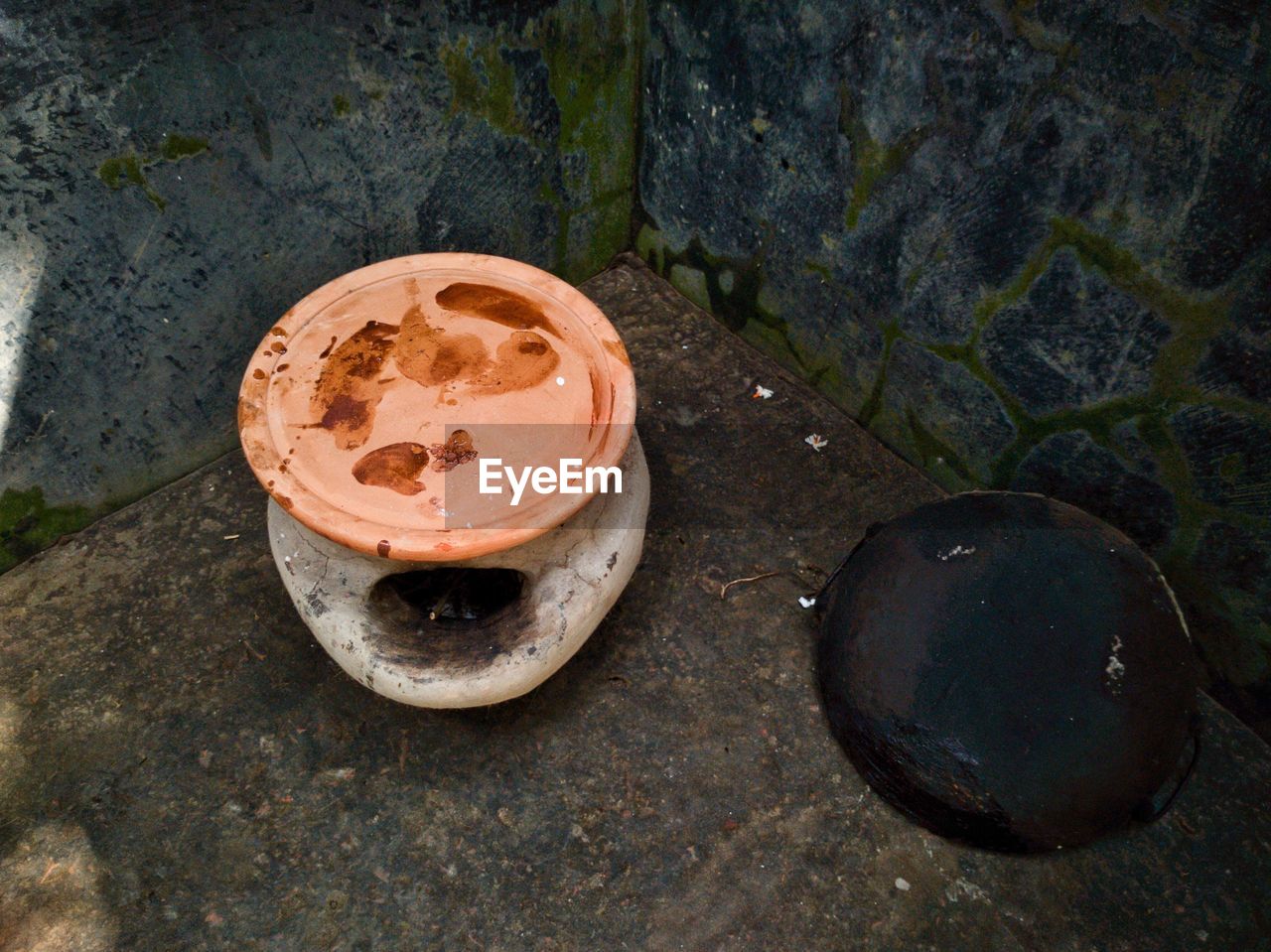 HIGH ANGLE VIEW OF BREAD ON ROCKS