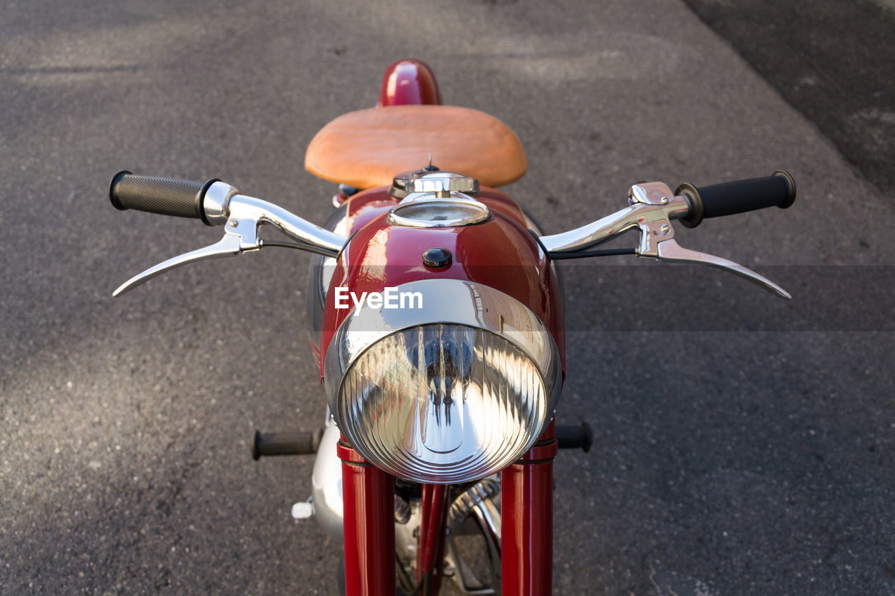 CLOSE-UP OF BICYCLE ON STREET