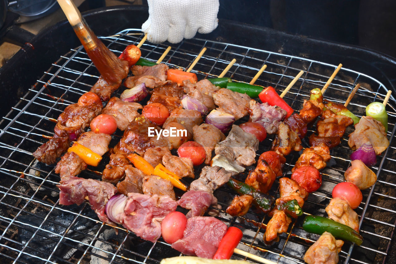 CLOSE-UP OF MEAT ON BARBECUE GRILL