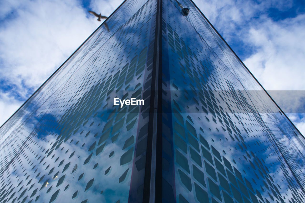 LOW ANGLE VIEW OF GLASS BUILDING AGAINST SKY