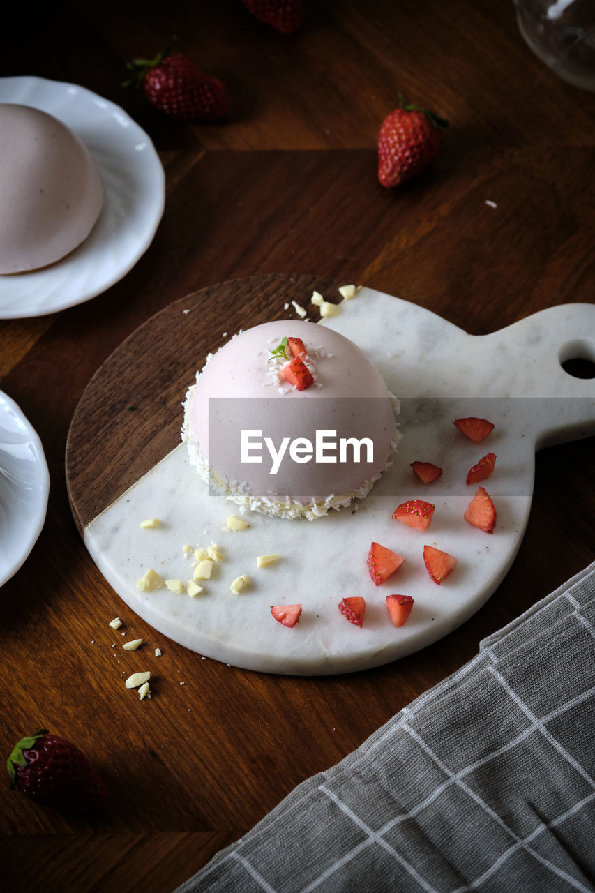 HIGH ANGLE VIEW OF CAKE ON PLATE