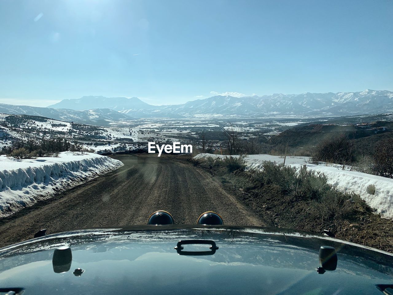 AERIAL VIEW OF SNOW COVERED MOUNTAIN AGAINST SKY