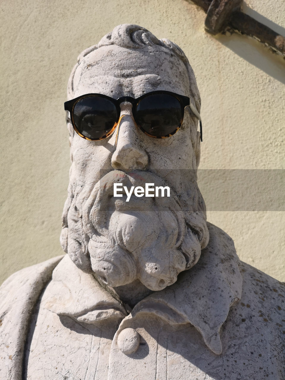 sculpture, art, statue, human face, craft, architecture, monument, history, the past, human representation, day, human head, representation, ancient history, glasses, temple, nature, outdoors, male likeness, sunlight, sunglasses, ancient