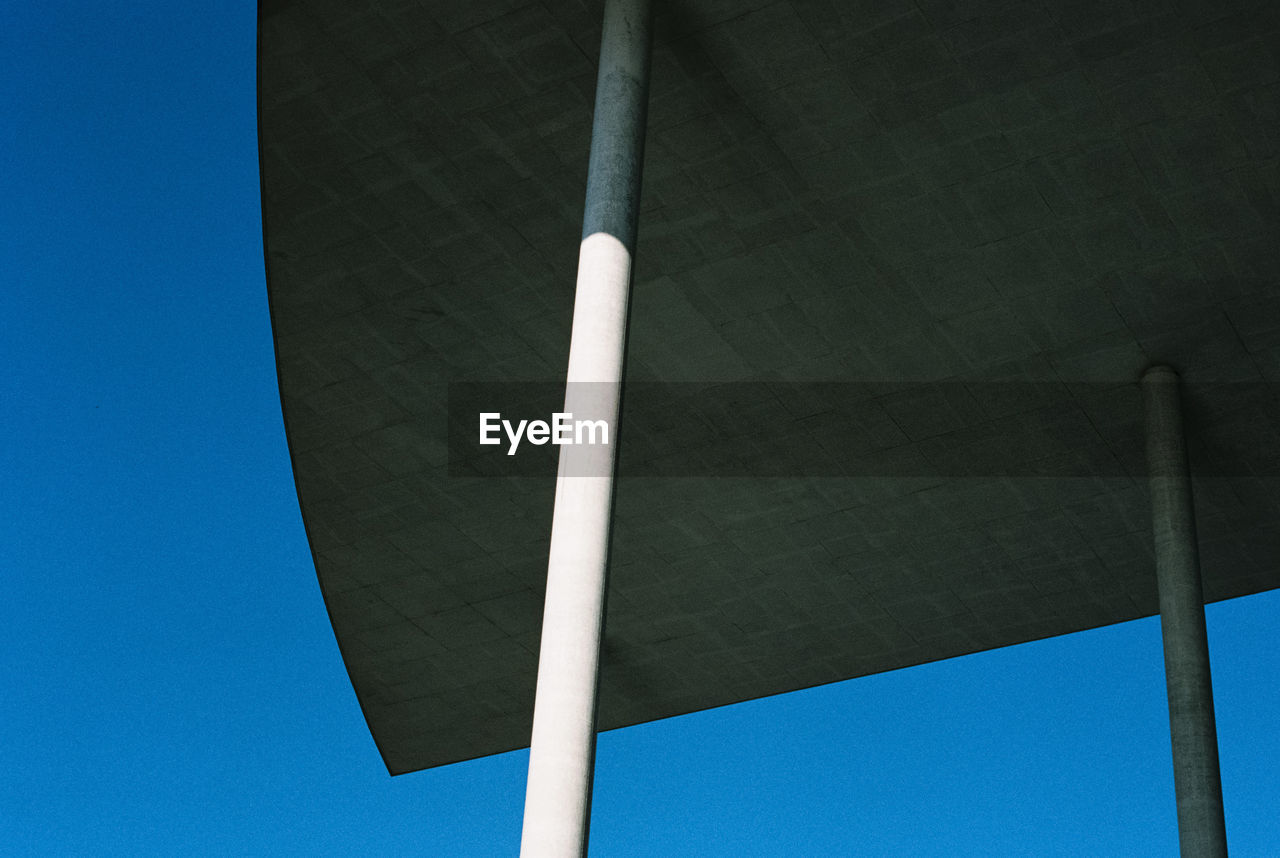 LOW ANGLE VIEW OF POLE AGAINST BLUE SKY