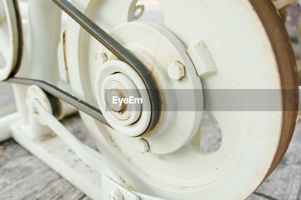 HIGH ANGLE VIEW OF WHEEL IN CAR