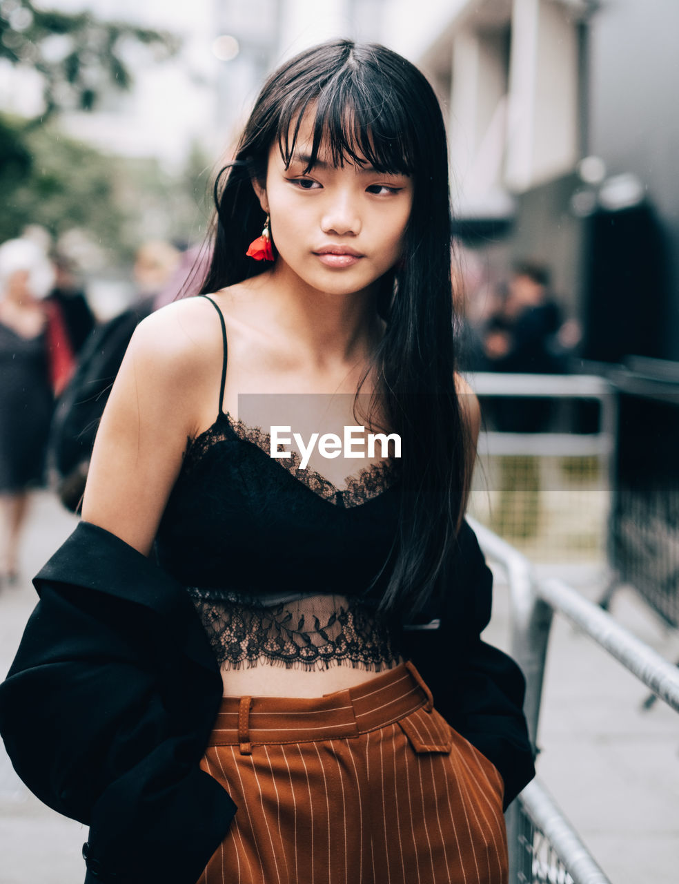 PORTRAIT OF BEAUTIFUL YOUNG WOMAN STANDING AT CAMERA