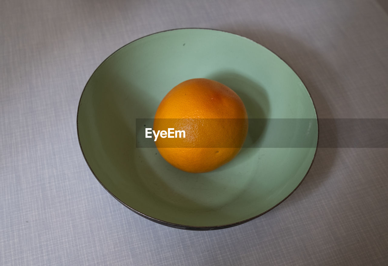 HIGH ANGLE VIEW OF ORANGE FRUIT IN PLATE
