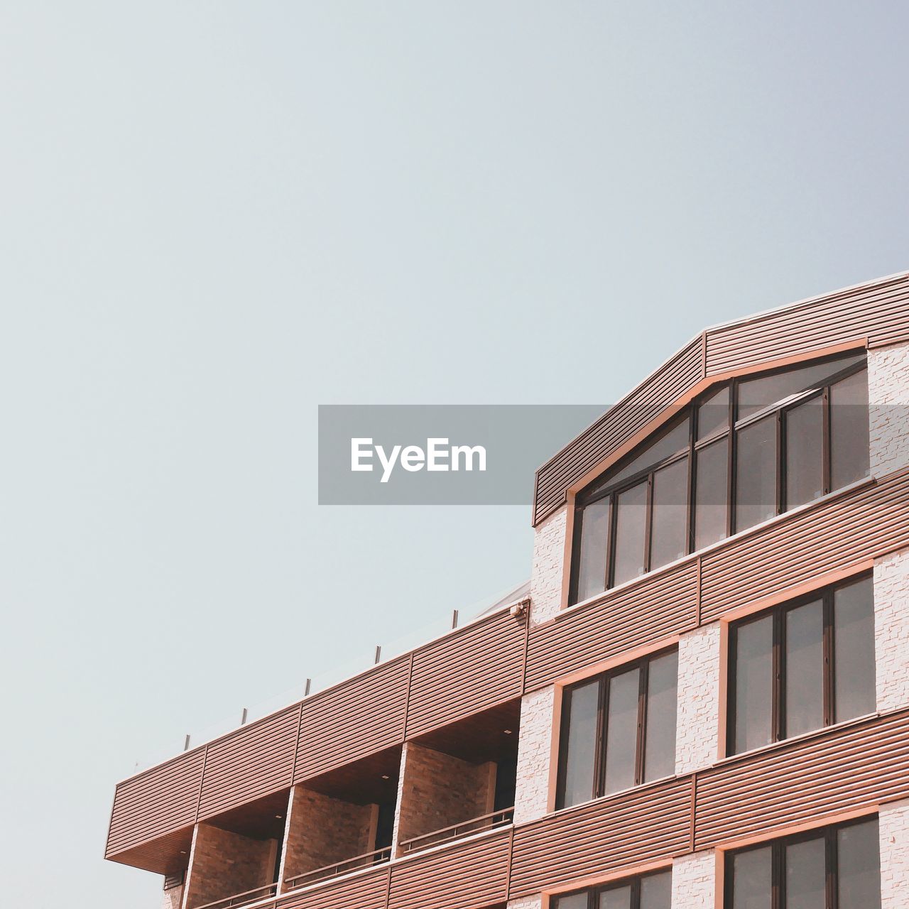 LOW ANGLE VIEW OF RESIDENTIAL BUILDING AGAINST CLEAR SKY