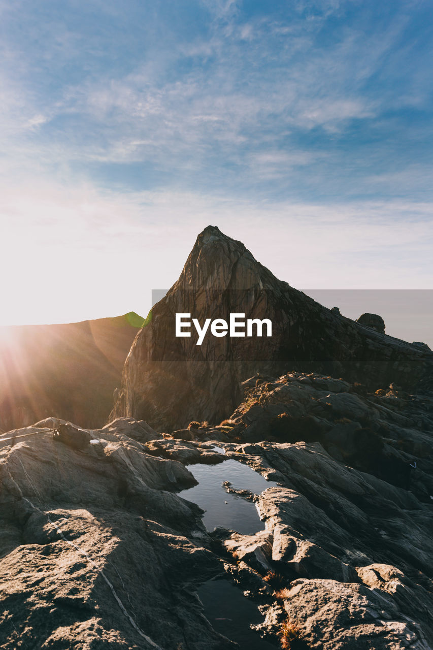 SCENIC VIEW OF SEA BY MOUNTAIN AGAINST SKY