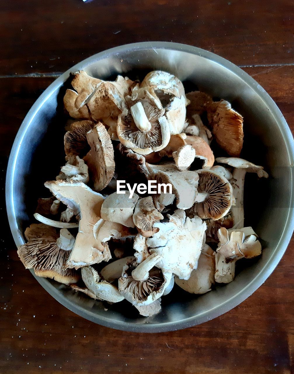 CLOSE-UP OF MUSHROOMS IN BOWL