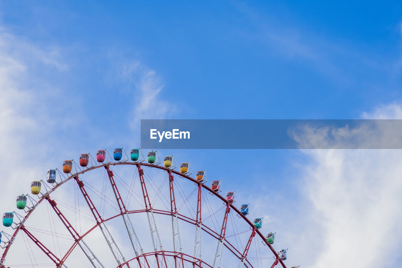 LOW ANGLE VIEW OF FERRIS WHEEL