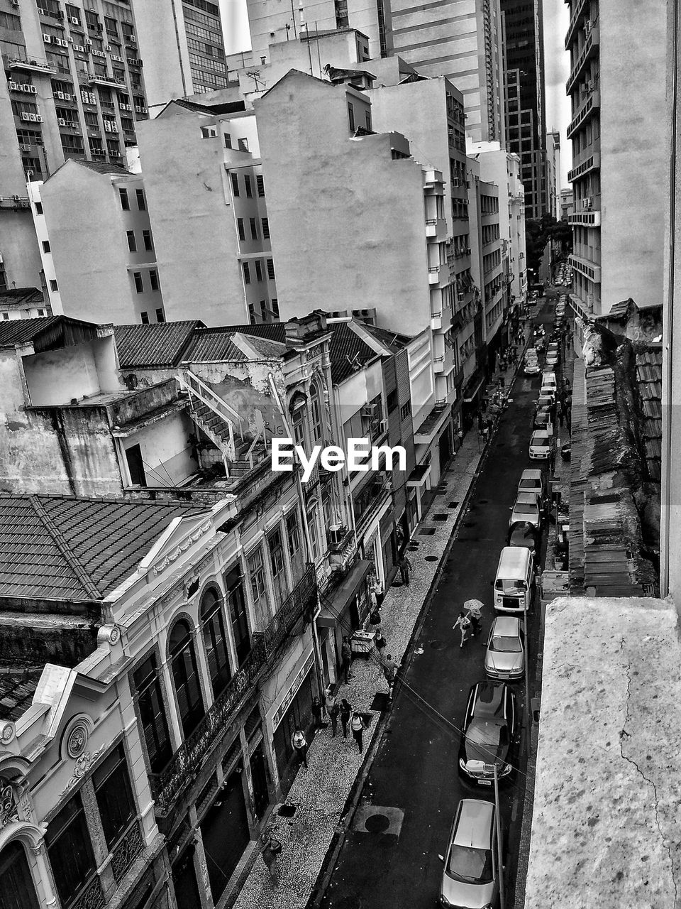 HIGH ANGLE VIEW OF BUILDINGS AND STREET IN CITY