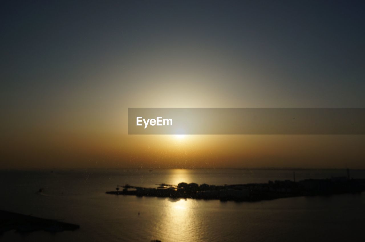 SCENIC VIEW OF SEA AGAINST SKY AT SUNSET