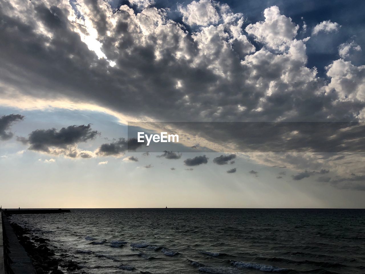 SCENIC VIEW OF SEA AGAINST SKY AT SUNSET