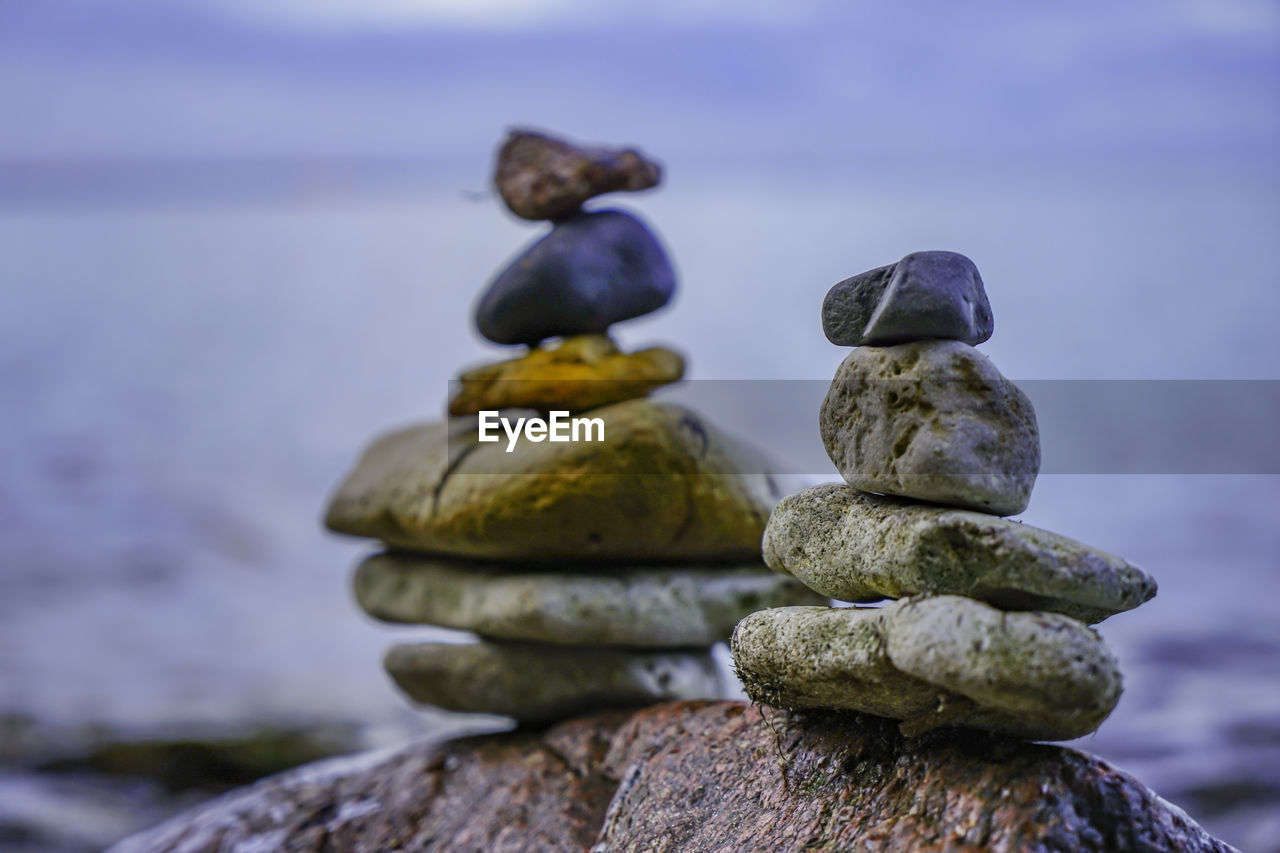 CLOSE-UP OF STONES ON ROCK