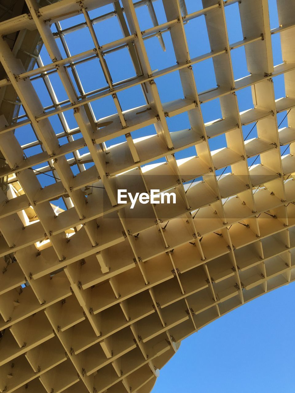 LOW ANGLE VIEW OF BUILDING AGAINST CLEAR BLUE SKY