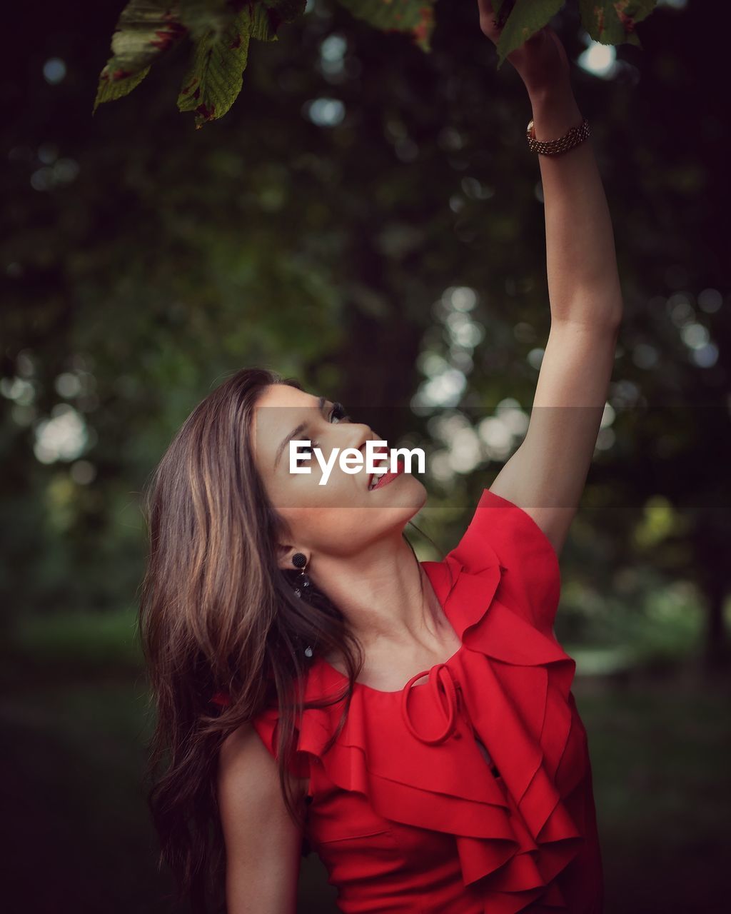 PORTRAIT OF BEAUTIFUL YOUNG WOMAN LOOKING UP