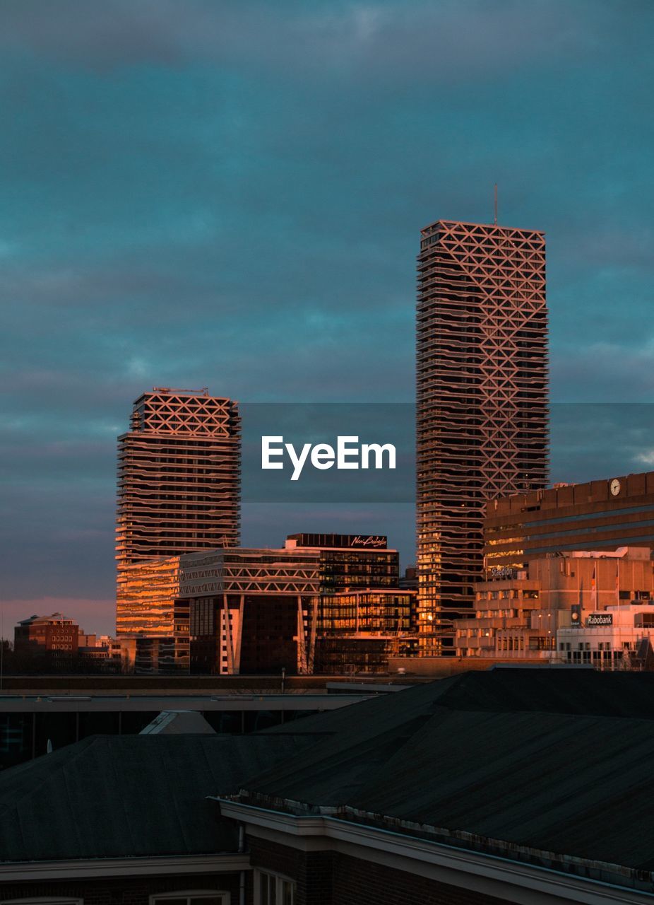 LOW ANGLE VIEW OF BUILDINGS IN CITY AGAINST SKY