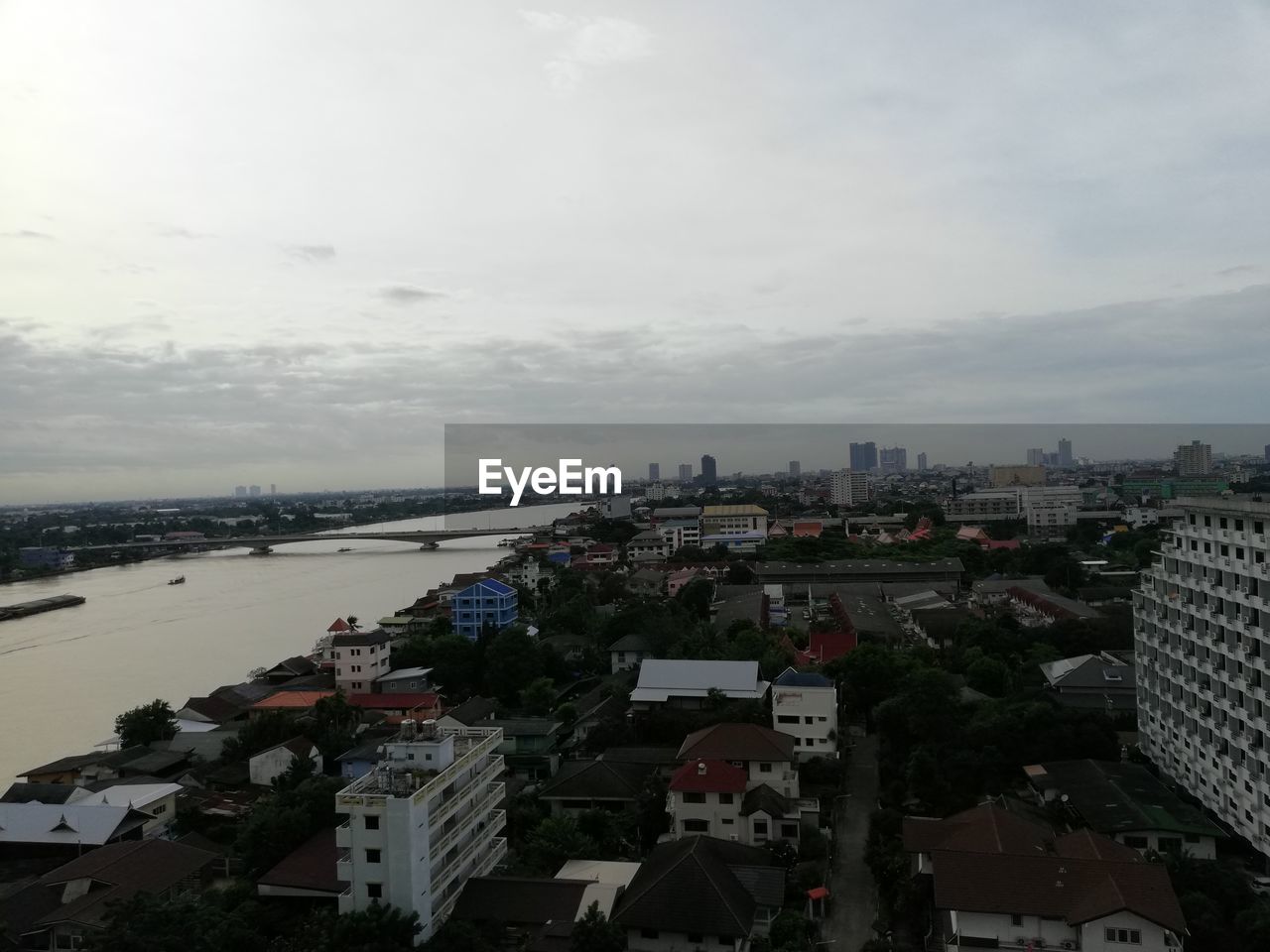 HIGH ANGLE VIEW OF BUILDINGS IN CITY AGAINST SKY