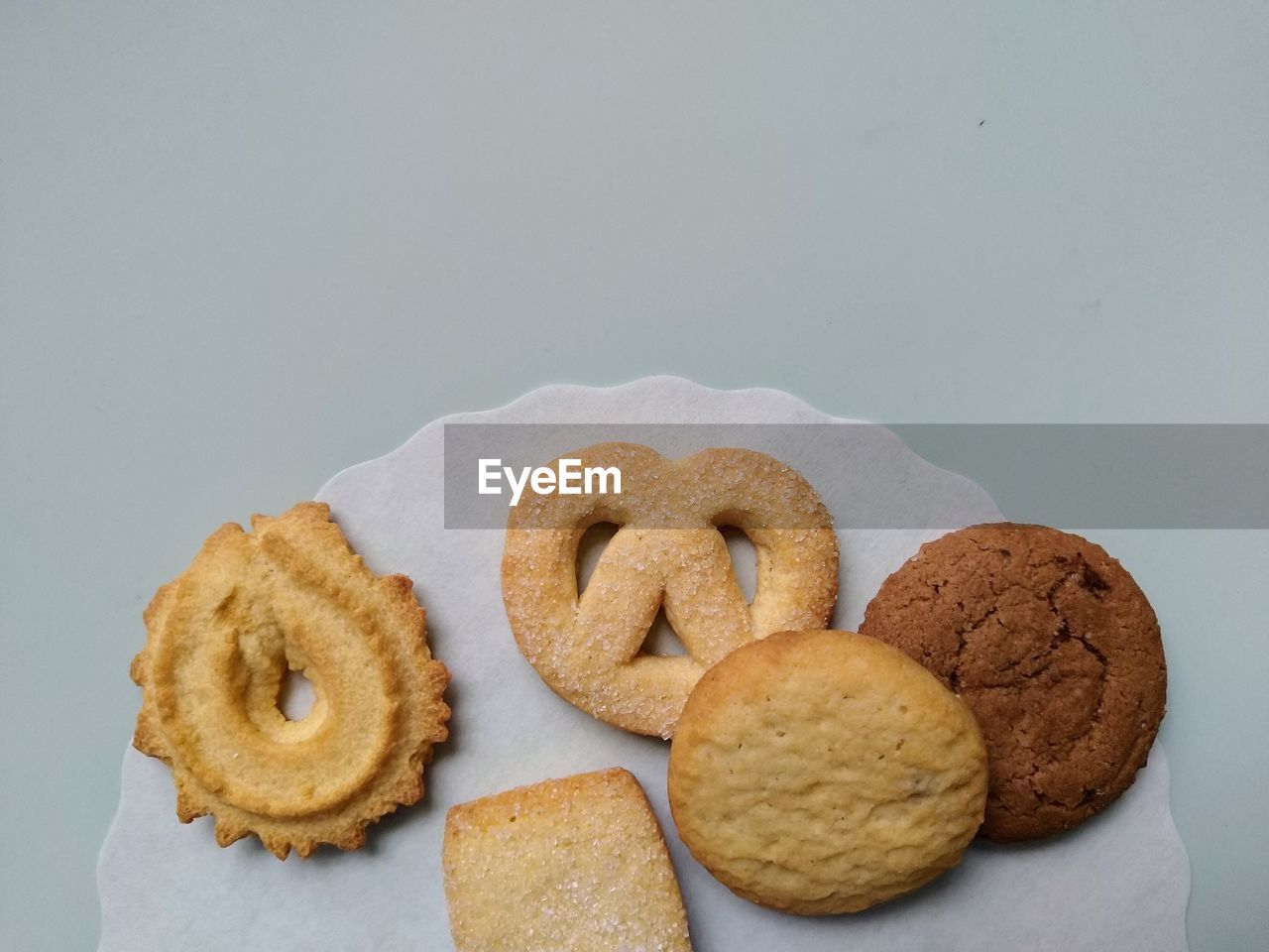 CLOSE-UP OF COOKIES