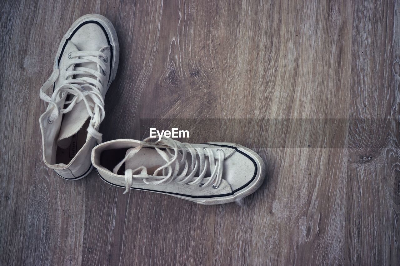 DIRECTLY ABOVE SHOT OF SHOES ON WOOD