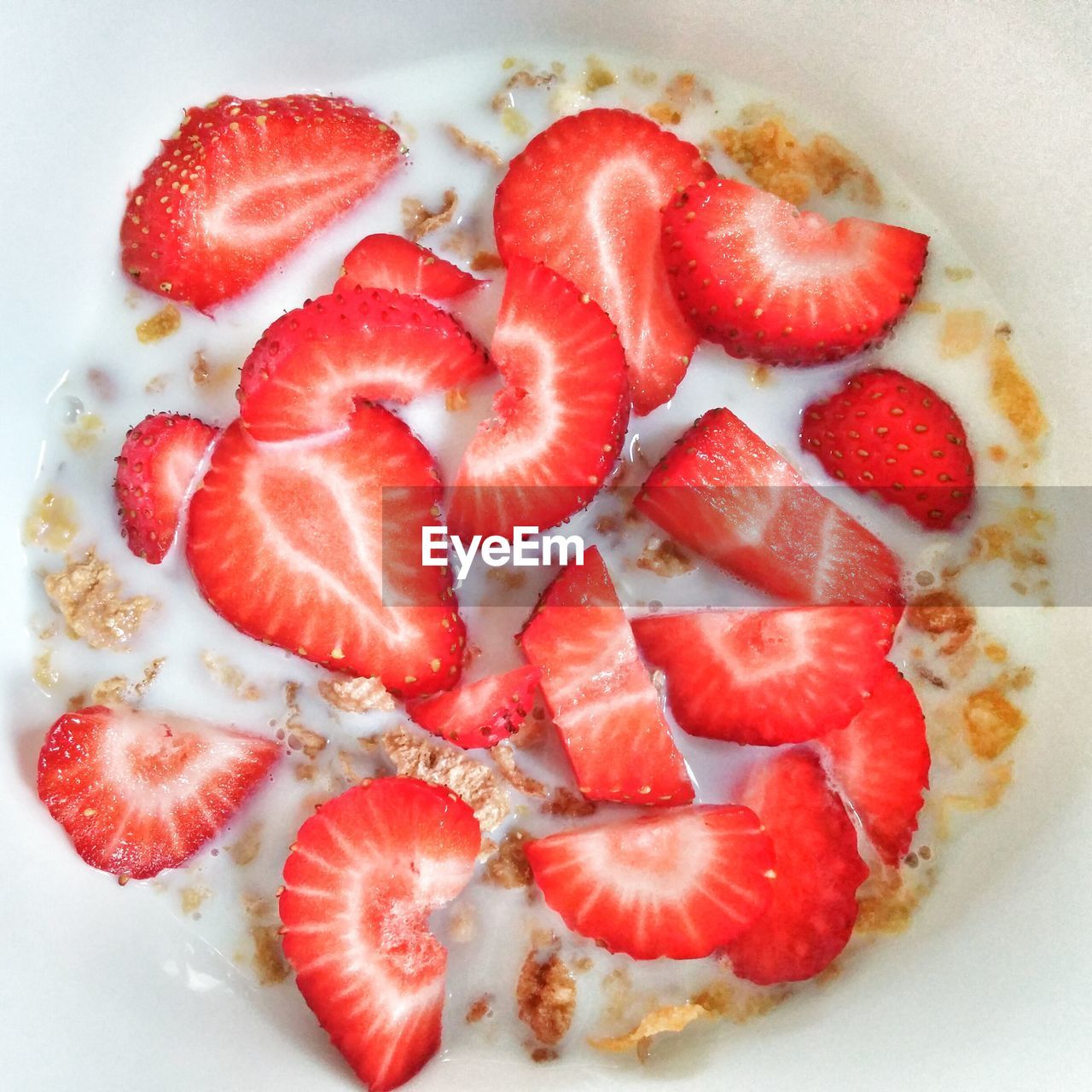 Cereals with fresh strawberries