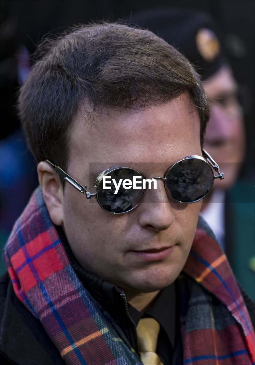 CLOSE-UP PORTRAIT OF SUNGLASSES