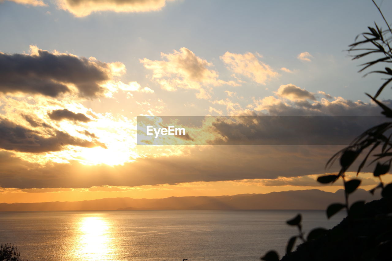 SCENIC VIEW OF SEA AGAINST SUNSET SKY